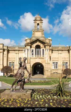 Statue von Diana the Huntress vor der Cartwright Hall in Lister Park, Bradford, West Yorkshire, England, Großbritannien Stockfoto