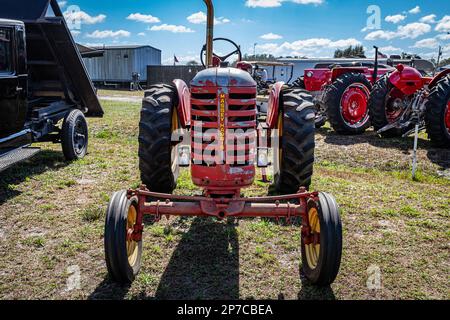 Fort Meade, Florida - 24. Februar 2022: Perspektivische Vorderansicht eines Massey Harris Colt Tractors aus dem Jahr 1952 auf einer lokalen Traktormesse. Stockfoto