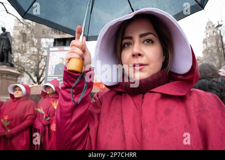 Parliament Square, London, Großbritannien. 8. März 2023 Britisch-iranische Frauen, gekleidet als Figuren aus der Geschichte der Magd, begehen den Internationalen Frauentag i. Stockfoto