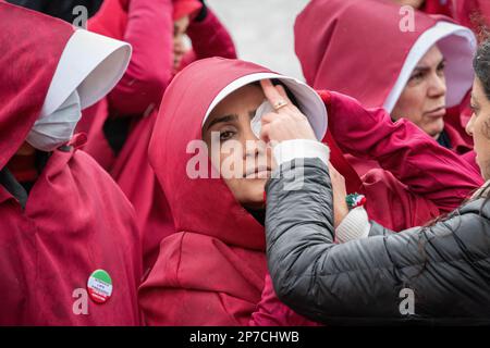 Parliament Square, London, Großbritannien. 8. März 2023 Britisch-iranische Frauen, gekleidet als Figuren aus der Geschichte der Magd, begehen den Internationalen Frauentag i. Stockfoto