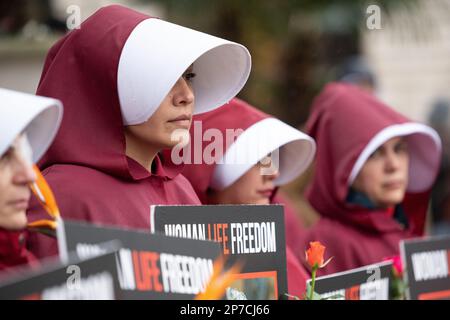 Parliament Square, London, Großbritannien. 8. März 2023 Britisch-iranische Frauen, gekleidet als Figuren aus der Geschichte der Magd, begehen den Internationalen Frauentag i. Stockfoto