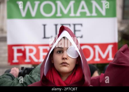 Parliament Square, London, Großbritannien. 8. März 2023 Britisch-iranische Frauen, gekleidet als Figuren aus der Geschichte der Magd, begehen den Internationalen Frauentag i. Stockfoto