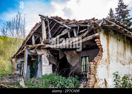 Altes, verlassenes Backsteinhaus in den Wäldern des Vitosha Berges, neben der Hauptstadt Bulgariens, Sofia Stockfoto