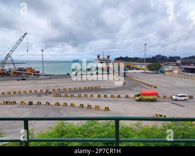 Der Hafen des merak-Schiffs wird für Überfahrten zwischen den Inseln genutzt. Gut für Menschen, Nahrungsmittel usw. Stockfoto