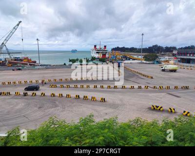 Der Hafen des merak-Schiffs wird für Überfahrten zwischen den Inseln genutzt. Gut für Menschen, Nahrungsmittel usw. Stockfoto