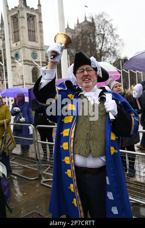 London, Großbritannien. 08. März 2023. 2023-03-08, Parliament Square, London, Großbritannien. WASPI-Protest (Women Against State Pension Inequality) am Internationalen Frauentag. WASPI-Kampagne für Frauen, die in den 1950er Jahren geboren wurden. In anderen Ländern wird die Regierung des Vereinigten Königreichs den Diebstahl von sechsjährigen Renten für Frauen ohne Vorankündigung legalisieren, obwohl einige Personen diese Mitteilung 2011 erhalten. Sie wurden daran gehindert, ihre staatliche Rente zu beziehen. Praktisch alle diese Frauen gingen nicht zur Universität und machten ihr Leben schwer, ohne zu sparen oder in Rente zu gehen. Die WASPI hat in den letzten zehn Jahren Wahlkampf betrieben. Kredit: Siehe Li Stockfoto