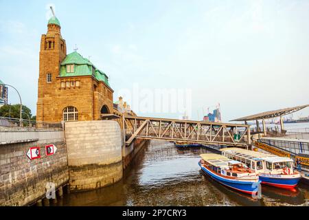 HAMBURG - AUG 24: Landungsbrücken am 14,2011. Aug in Hamburg. Der erste Pier hier wurde 1839 erbaut und diente als Terminal für s Stockfoto