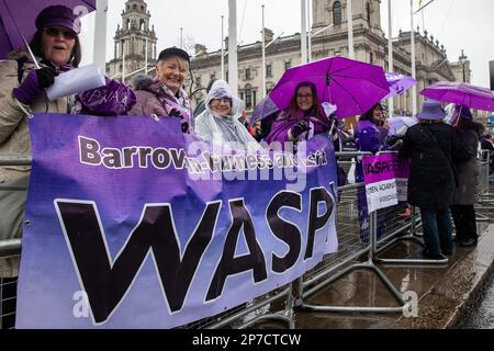 London, Großbritannien. 8. März 2023. Frauen aus der WASPI-Kampagne (Women Against State Pension Inequality) versammeln sich während der Fragen des Premierministers am Internationalen Frauentag vor dem Parlament. Die WASPI-Frauen suchen eine gerichtliche Überprüfung der Einschätzung des Parlamentarischen und GesundheitsdienstOmbudsmannes, dass kein emotionaler oder finanzieller Verlust durch „Verwaltungsfehler“ durch das Ministerium für Arbeit und Renten (DWP) verursacht wurde. Kredit: Mark Kerrison/Alamy Live News Stockfoto