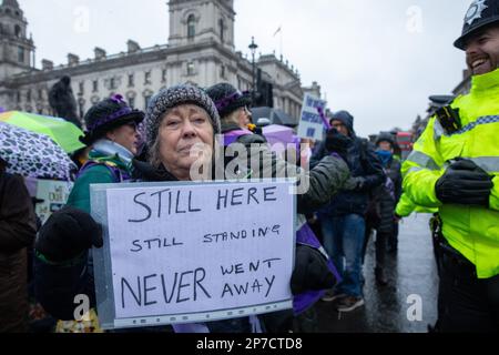 London, Großbritannien. 8. März 2023. Frauen aus der WASPI-Kampagne (Women Against State Pension Inequality) versammeln sich während der Fragen des Premierministers am Internationalen Frauentag vor dem Parlament. Die WASPI-Frauen suchen eine gerichtliche Überprüfung der Einschätzung des Parlamentarischen und GesundheitsdienstOmbudsmannes, dass kein emotionaler oder finanzieller Verlust durch „Verwaltungsfehler“ durch das Ministerium für Arbeit und Renten (DWP) verursacht wurde. Kredit: Mark Kerrison/Alamy Live News Stockfoto