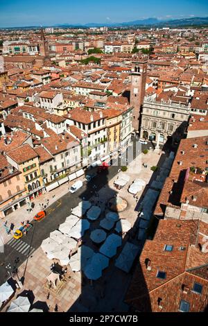 Verona, Italien - 5. August 2009: Blick von Torre di Lamberty auf die Altstadt von Verona. Verona wurde von den römern gegründet. Stockfoto