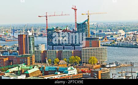 Hamburg - 20. April 2011: Berühmte HafenCity nord in der Speicherstadt. Blick auf die Elbphilharmonie Elbe Philharmonie im Bau, desi Stockfoto