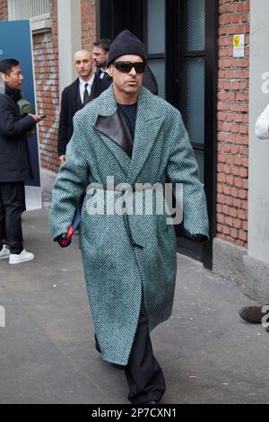 MAILAND, ITALIEN - 22. FEBRUAR 2023: Alex Badia vor Fendi Fashion Show, Mailand Fashion Week Street Style Stockfoto