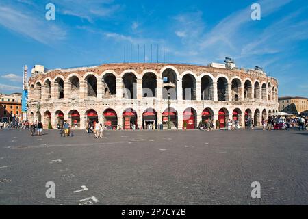 Verona, Italien - 5. August 2009: Menschen vor der Arena in verona, berühmtes altes römisches Amphitheater in Verona, Italien. Beliebter Ort für die Opern von Verdi. Stockfoto