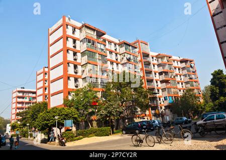 Delhi, Indien - 17. November 2011: Apartment-Haus in der Innenstadt von Delhi in der Nähe des Connaught Place Stockfoto