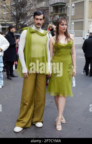 MAILAND, ITALIEN - 22. FEBRUAR 2023: Young Emperors before Alberta Ferretti Fashion Week Street Style Stockfoto