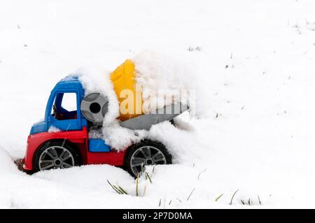 Lichtenstein, Deutschland. 08. März 2023. Winterpause auf der Baustelle: Schnee wurde auf einem Betonmischer auf dem Spielplatz in Lichtenstein zurückgelassen. Kredit: Pia Bayer/dpa/Alamy Live News Stockfoto