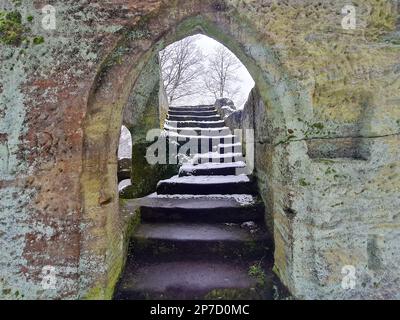 Ruine Rotenhan, Deutschland. 08. März 2023. Schnee liegt auf den Stufen der Ruine Rotenhan im Wald über Ebern. Kredit: Pia Bayer/dpa/Alamy Live News Stockfoto