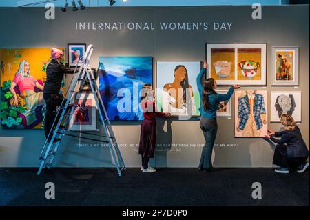 London, Großbritannien. 8. März 2023. Die Ausstellung zum Internationalen Frauentag feiert die Kraft der weiblichen Kreativität von 13 internationalen Künstlern. - Die erschwingliche Kunstmesse kehrt zurück in den Battersea Park und läuft bis Sonntag, den 12. März. Die Messe bietet Besuchern die Möglichkeit, Werke von über 100 lokalen und internationalen Galerien zu Preisen zwischen £50 und 7.500 £ zu erwerben. Kredit: Guy Bell/Alamy Live News Stockfoto