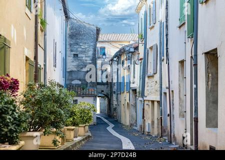 Uzes in Frankreich, alte Fassaden im historischen Zentrum, typische Straße Stockfoto