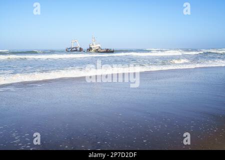 Schiffswrack im Wasser, wunderschöne Landschaft des verlassenen Wracks, gestrandetes Zeila-Schiff. Swakopmund, Namibia, Afrika Stockfoto