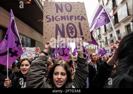 Madrid, Spanien. 08. März 2023. Eine Frau mit einem Plakat mit der Aufschrift "Nein bedeutet Nein" wird während eines Protests gesehen, bei dem Studenten am Internationalen Frauentag demonstrieren, gleiche Rechte fordern und gegen geschlechtsspezifische Gewalt protestieren. Kredit: Marcos del Mazo/Alamy Live News Stockfoto