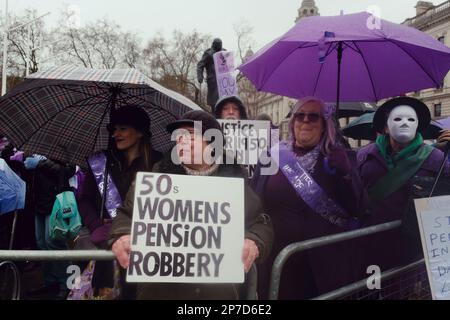 London, Großbritannien. 8. März 2023. Frauen gegen staatliche Rentenungleichheit WASPI-Protest auf dem Parlamentsplatz zum Internationalen Frauentagskredit: João Daniel Pereira/Alamy Live News Stockfoto