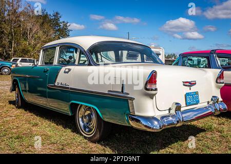 Fort Meade, FL - 24. Februar 2022: Blick von der Hinterecke einer 1955 Chevrolet Bel Air 4-Türer Limousine auf einer lokalen Automesse. Stockfoto