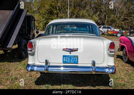 Fort Meade, FL - 24. Februar 2022: Aus der Perspektive von hinten eine 1955 Chevrolet Bel Air 4-Türer Limousine auf einer lokalen Automesse. Stockfoto