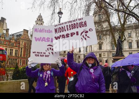 London, Großbritannien. 8. März 2023 Die Rentner trafen sich am Internationalen Frauentag auf dem Parlamentsplatz, um gegen die Ungleichheit der Renten zu protestieren, und forderten Gerechtigkeit für die in den 1950er Jahren geborenen Frauen, die laut Demonstranten ihrer Rente "beraubt" wurden. Die Demonstration wurde von der WASPI (Women Against State Pension Inequality) organisiert. Kredit: Vuk Valcic/Alamy Live News Stockfoto