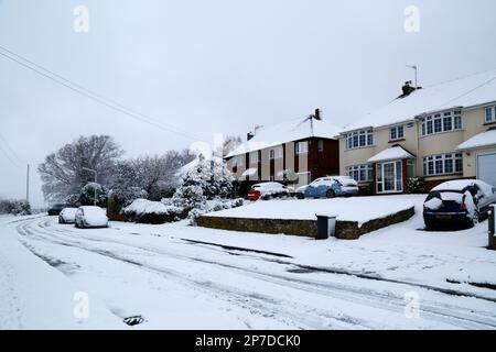 8. März 2023. Südborough, Kent. Autos parkten vor Häusern am schneebedeckten Birchwood Crescent am Rand des Southborough Common nach einem frischen Schneefall über Nacht. Stockfoto