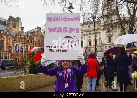 London, Großbritannien. 8. März 2023 Die Rentner trafen sich am Internationalen Frauentag auf dem Parlamentsplatz, um gegen die Ungleichheit der Renten zu protestieren, und forderten Gerechtigkeit für die in den 1950er Jahren geborenen Frauen, die laut Demonstranten ihrer Rente "beraubt" wurden. Die Demonstration wurde von der WASPI (Women Against State Pension Inequality) organisiert. Kredit: Vuk Valcic/Alamy Live News Stockfoto