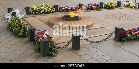 Paris, Frankreich - 03 05 2023 : die Flamme der Erinnerung und das Grab des unbekannten Soldaten unter dem Triumphbogen in Paris, Frankreich Stockfoto
