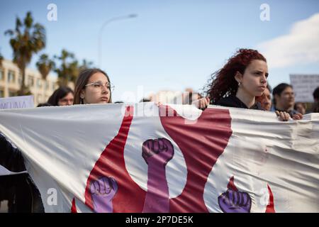 Palermo, Sizilien, Italien. 8. März 2023. Anlässlich des Frauentags am 8. März demonstrieren Studenten der Universität Palermo UNIPA in der Avenue of Sciences (Kreditbild: © Victoria Herranz/ZUMA Press Wire) NUR REDAKTIONELLE VERWENDUNG! Nicht für den kommerziellen GEBRAUCH! Kredit: ZUMA Press, Inc./Alamy Live News Stockfoto