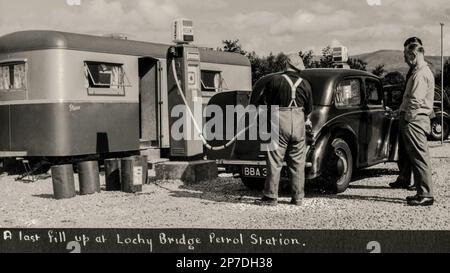 Lochy Bridge Tankstelle in Fort William, Western Highlands, Schottland im Jahr 1950. Der Vorfeldwart betankt ein Auto mit Regent Benzin, einer Marke, die Texaco 1956 übernommen hat. Vintage-Foto aus einer privaten Sammlung. Stockfoto