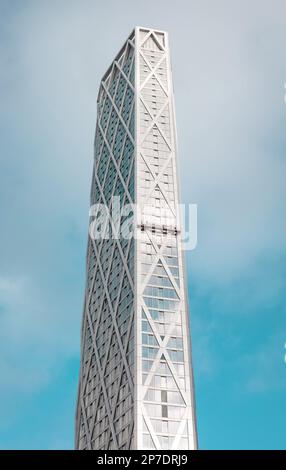 Die Fensterreinigung und -Wartung wird teilweise oben auf einem Hochhausgebäude durchgeführt. Das Gebäude ist das Neufundland-Gebäude in der Nähe von Canary Wharf. Stockfoto