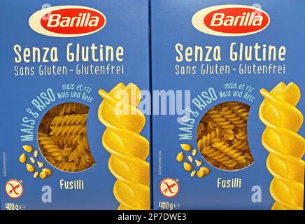 Viersen, Deutschland - März 3. 2023: Verpacken der italienischen Barilla glutenfreie Pasta aus Reis und Mais im Regal des deutschen Lagers Stockfoto