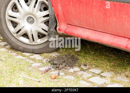 Auto Radhäuser Reinigung von alten Schlamm und Schmutz seit Jahren angesammelt. Stockfoto