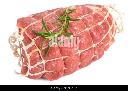 Entbeinte Schweineschulter im Netz zum Backen dekorierter Rosmarin isoliert auf weißem Hintergrund. Stockfoto