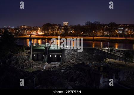 Gota Alv alter Dammbau mit Straßenlaternen in Trollhattan Stockfoto