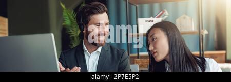 Zwei Personen arbeiten in einem modernen Büro und diskutieren über ein neues Projekt Stockfoto