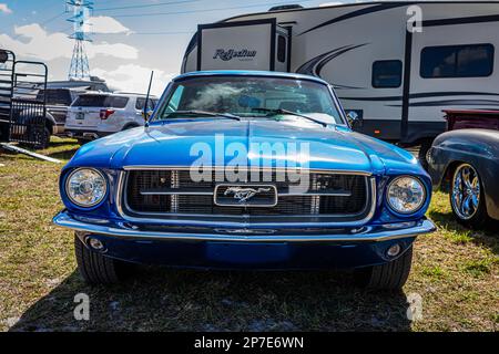 Fort Meade, Florida - 24. Februar 2022: Niedrige Perspektive, Vorderansicht einer Ford Mustang Hardtop Coupe aus dem Jahr 1967 auf einer lokalen Automesse. Stockfoto