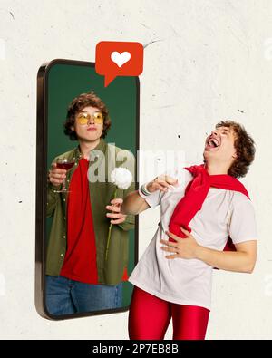 Ein junger Mann, der über die Handy-Dating-App nach einem Freund sucht. Ein Typ mit Smartphone chattet, flirtet und mag es online. Soziales Netzwerk und virtuell Stockfoto
