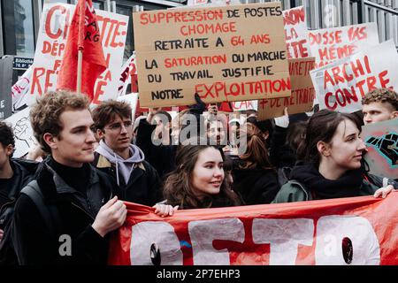 Frankreich / Paris / 07/03/2023, Jan Schmidt-Whitley/Le Pictorium - Demonstration gegen die Rentenreform in Paris - 7/3/2023 - Frankreich / Paris / Paris - Architekturstudenten protestieren gegen die Rentenreform mit Plakaten. Selbst wenn die Zahl der Streikenden nicht die Werte für Januar erreichte, begrüßten die Gewerkschaften am Dienstag, dem 7. März, eine "historische Mobilisierung" während der Demonstrationen, bei denen laut dem Innenministerium 1,28 Millionen Menschen in Frankreich und laut der CGT 3,5 Millionen Menschen zusammenkamen. Stockfoto