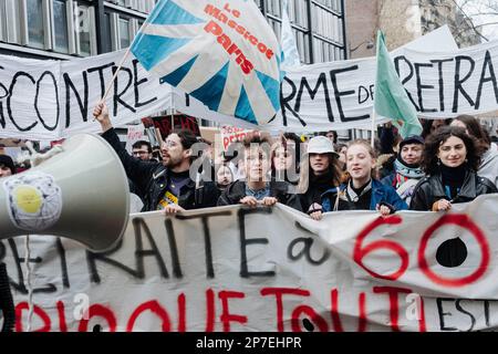 Frankreich / Paris / 07/03/2023, Jan Schmidt-Whitley/Le Pictorium - Demonstration gegen die Rentenreform in Paris - 7/3/2023 - Frankreich / Paris / Paris - die Prozession von Highschool- und Universitätsschülern, die besonders gegen diese Reform mobilisiert sind. Selbst wenn die Zahl der Streikenden nicht die Werte für Januar erreichte, begrüßten die Gewerkschaften am Dienstag, dem 7. März, eine "historische Mobilisierung" während der Demonstrationen, bei denen laut dem Innenministerium 1,28 Millionen Menschen in Frankreich und laut der CGT 3,5 Millionen Menschen zusammenkamen. Stockfoto