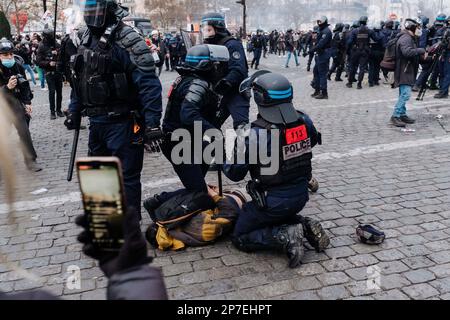 Frankreich / Paris / 07/03/2023, Jan Schmidt-Whitley/Le Pictorium - Demonstration gegen die Rentenreform in Paris - 7/3/2023 - Frankreich / Paris / Paris - Polizeibeamte nehmen am Ende der Demonstration in Paris eine Verhaftung vor. Selbst wenn die Zahl der Streikenden nicht die Werte für Januar erreichte, begrüßten die Gewerkschaften am Dienstag, dem 7. März, eine "historische Mobilisierung" während der Demonstrationen, bei denen laut dem Innenministerium 1,28 Millionen Menschen in Frankreich und laut der CGT 3,5 Millionen Menschen zusammenkamen. Stockfoto