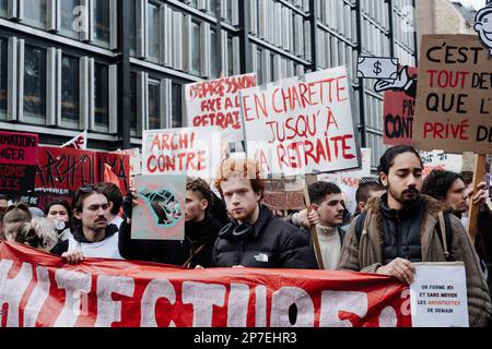 Frankreich / Paris / 07/03/2023, Jan Schmidt-Whitley/Le Pictorium - Demonstration gegen die Rentenreform in Paris - 7/3/2023 - Frankreich / Paris / Paris - Architekturstudenten protestieren gegen die Rentenreform mit Plakaten. Selbst wenn die Zahl der Streikenden nicht die Werte für Januar erreichte, begrüßten die Gewerkschaften am Dienstag, dem 7. März, eine "historische Mobilisierung" während der Demonstrationen, bei denen laut dem Innenministerium 1,28 Millionen Menschen in Frankreich und laut der CGT 3,5 Millionen Menschen zusammenkamen. Stockfoto