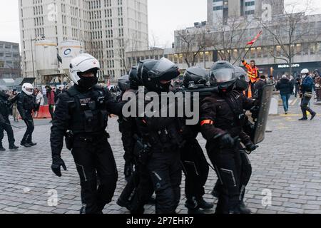 Frankreich / Paris / 07/03/2023, Jan Schmidt-Whitley/Le Pictorium - Demonstration gegen die Rentenreform in Paris - 7/3/2023 - Frankreich / Paris / Paris - die Polizei war während der Pariser Demonstration im Einsatz, und obwohl es einige Zusammenstöße gab, verlief die Demonstration friedlich. Selbst wenn die Zahl der Streikenden nicht die Werte für Januar erreichte, begrüßten die Gewerkschaften am Dienstag, dem 7. März, eine "historische Mobilisierung" während der Demonstrationen, bei denen laut dem Innenministerium 1,28 Millionen Menschen in Frankreich und laut der CGT 3,5 Millionen Menschen zusammenkamen. Stockfoto