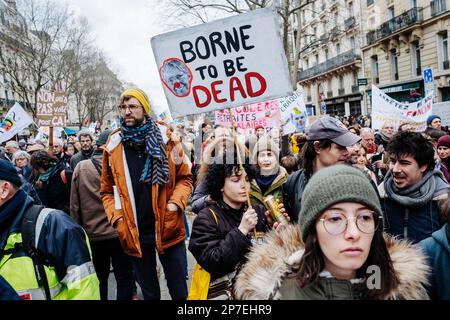 Frankreich / Paris / 07/03/2023, Jan Schmidt-Whitley/Le Pictorium - Demonstration gegen die Rentenreform in Paris - 7/3/2023 - Frankreich / Paris / Paris - Eine Demonstrantin mit einem Schild "Borne to be Dead", das ihren Widerstand gegen die übertragene Regierung und die Rentenreform kennzeichnet. Selbst wenn die Zahl der Streikenden nicht die Werte für Januar erreichte, begrüßten die Gewerkschaften am Dienstag, dem 7. März, eine "historische Mobilisierung" während der Demonstrationen, bei denen laut dem Innenministerium 1,28 Millionen Menschen in Frankreich und laut der CGT 3,5 Millionen Menschen zusammenkamen. Stockfoto