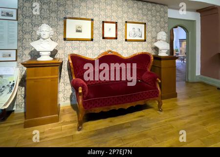 Eingangsbereich von Museum Brüder Grimm in Grimm-Haus, Links Jakob rechts Wilhelm, Steinau an der Straße, Hessen, Deutschland, Europa Stockfoto