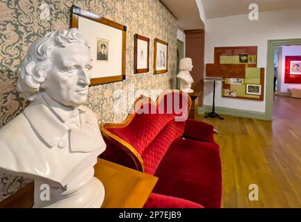 Eingangsbereich von Museum Brüder Grimm in Grimm-Haus, Links Jakob rechts Wilhelm, Steinau an der Straße, Hessen, Deutschland, Europa Stockfoto